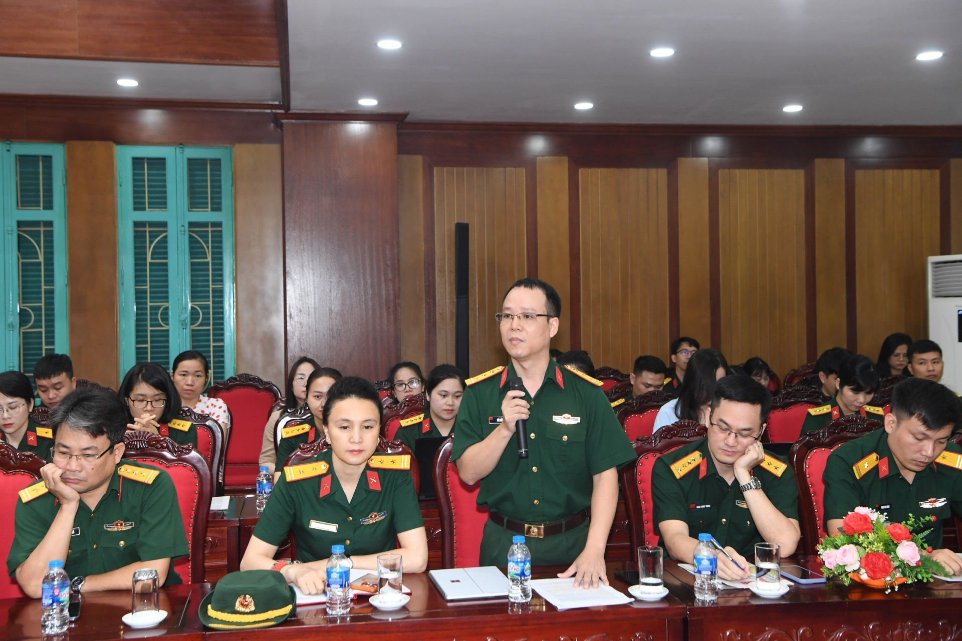 khi nha baocung trao doi cung lang nghe cung hien ke hinh 4